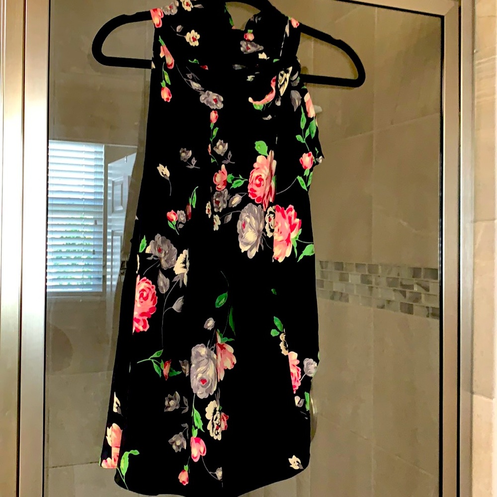 Beautifully lined floral blouse, barely warned..